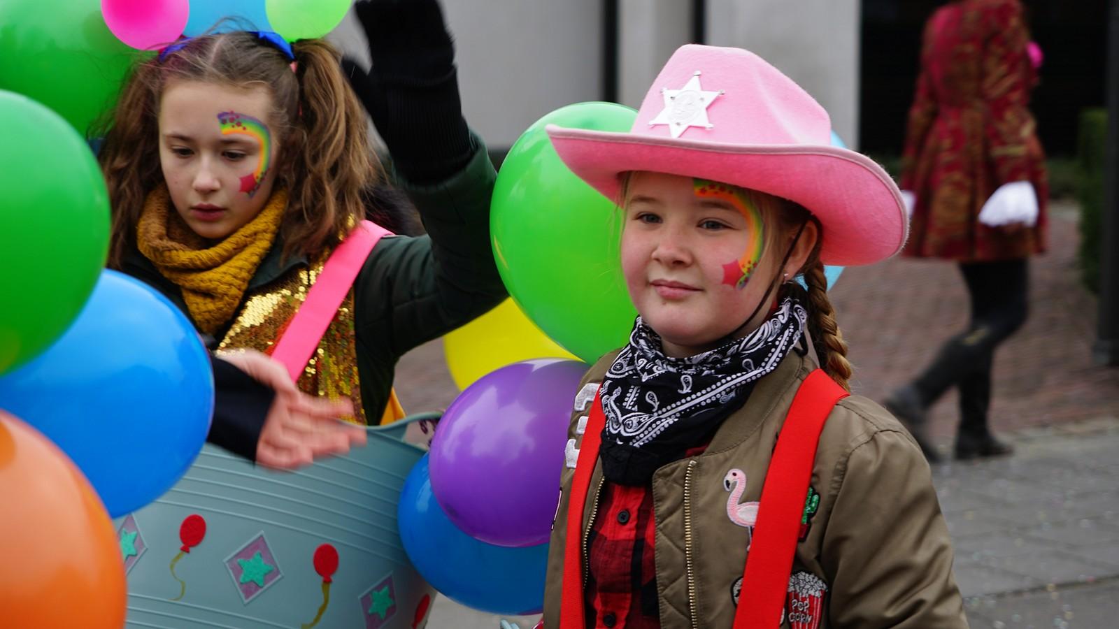 Jeugdcarnaval In Blaosdonk Is Volop Genieten Voor Jong, Maar Ook Oud ...